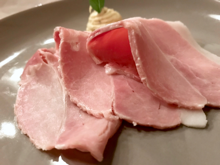 Prosciutto cotto "mio" con affumicatura di legno di melo naturale (25 giorni di marinatura). Lo chef lo prepara in proprio e lo accompagna, in questo caso, con bernese di burro chiarificato e aceto bianco. Molto buono
