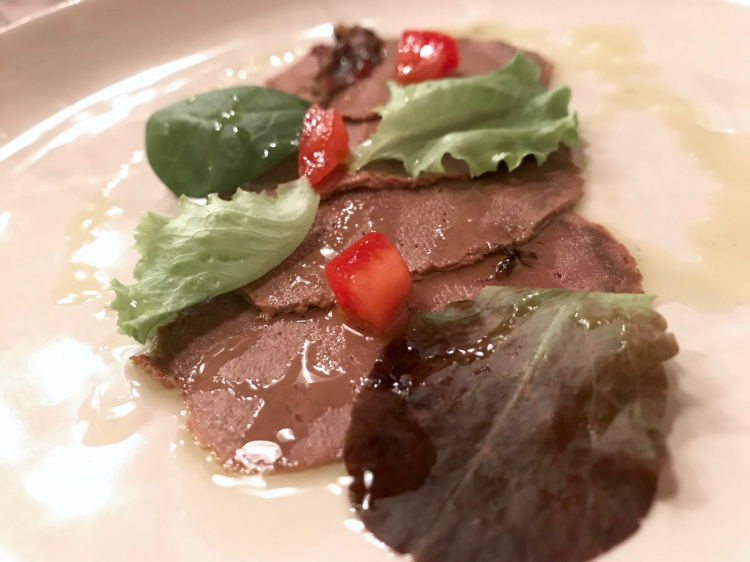 Delizioso il "Cotto di fegato magro" di vitellone maremmano, olio extravergine Sacchirotti e barba di finocchietto. Il fegato è disidratato, marinato e poi cotto a bassa temperatura con olio al finocchietto