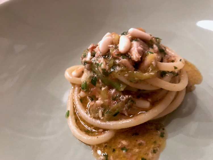 Spaghettoni Mancini, acciughe, fiori di zucca e pinoli
