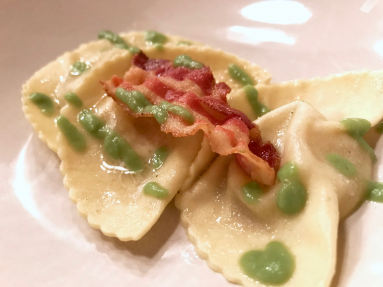 Ravioli liquidi cacio e pepe al pecorino romano, salsa di asparagi, guanciale croccante del Fracassi