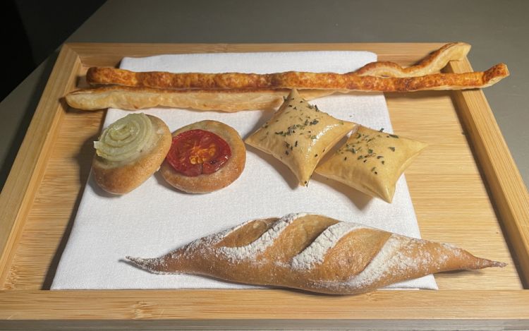 Gaetano Trovato a Milano non ha portato solo i suoi piatti, ma anche il suo mitico cestino del pane: Sfogliatine al Parmigiano, Focaccine al pomodoro e cipolla, Pane carasau all’origano siciliano, Baguette
