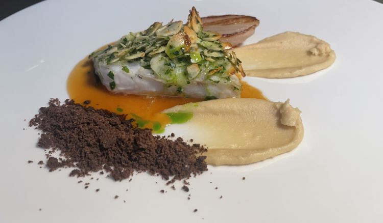 Rombo, mandorle, olive, scalogno fondente
«La scelta del rombo, un pesce che spesso viene da acque del nord, viene dal fatto che tra fine ottobre e fine marzo lo si trova anche nelle nostre acque toscane, quelle di Porto Santo Stefano, ed è di grande qualità, quindi è una celebrazione del nostro mare. Poi c'è il mio dna siciliano, con le mandorle di Avola, perché anche se sono stato adottato fin da ragazzo dalla Toscana, non smetto mai di celebrare le mie origini»
