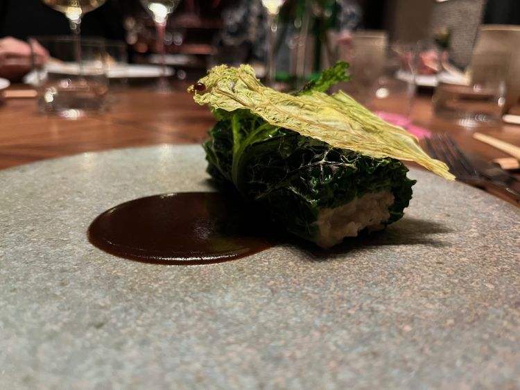 I Roll di verza di Nobuya, vegani e saporiti, accompagnati da una salsa di soia speciale selezionata dallo chef