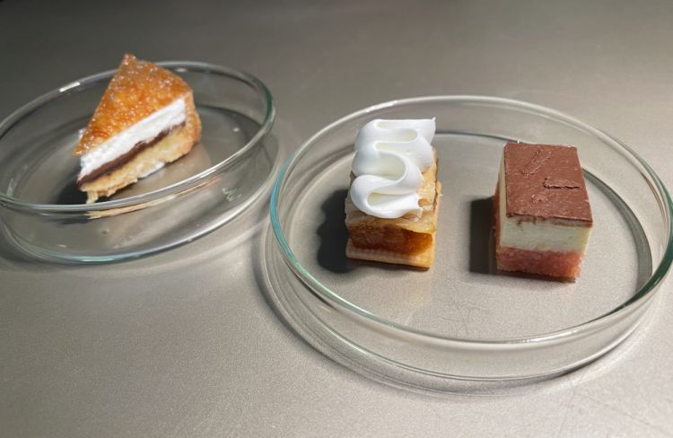 Piccola pasticceria: Zuppa inglese classica, Tatin all’ananas con chantilly al mascarpone, Crostata con crema cotta alla nocciola, mousse al cioccolato, chantilly, chips di caramello
