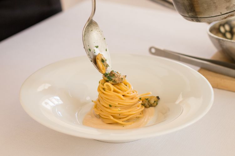 Spaghetto vongole, nocciola e ostrica: la ricetta 