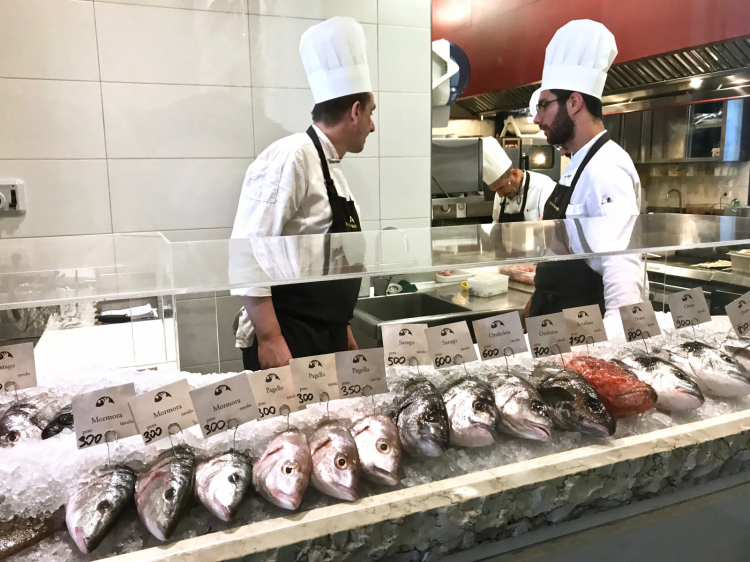 All'entrata, la scelta del pesce dal bancone