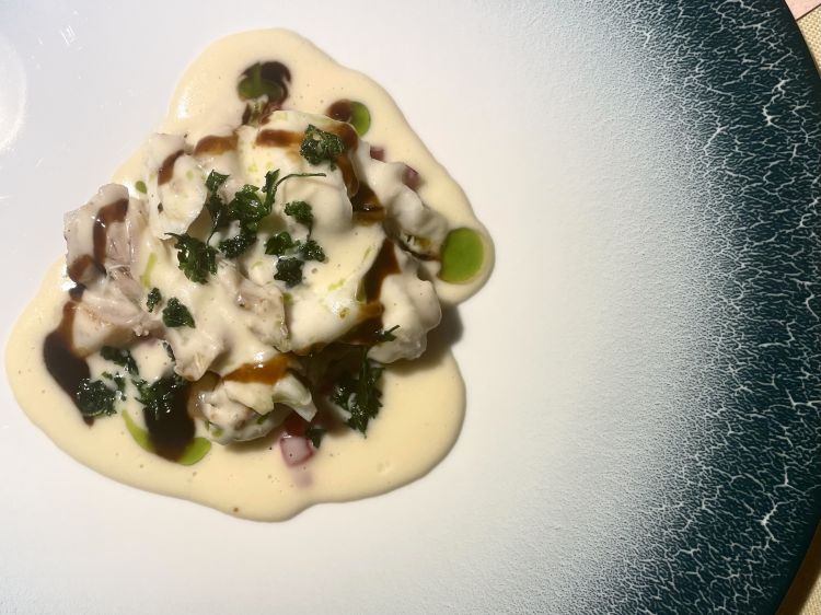 Branzino alla Vicentina, cotto alla brace, salsa vicentina e fondo di cipolla (foto di Marialuisa Iannuzzi)
