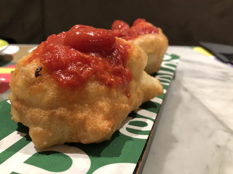 L'inizio della nostra degustazione è una Montanara, la pasta cresciuta con pomodoro datterino Caramella. 
Un impasto davvero soffice, ricorda la consistenza di un babà dagli alveoli più grandi; un fritto asciutto perchè la pasta cresciuta, fredda, viene cotta a temperature molto alte evitando l'assorbimento dell'olio. Il datterino Caramella è dolce, zuccherino, avvolge la bocca come una confettura
