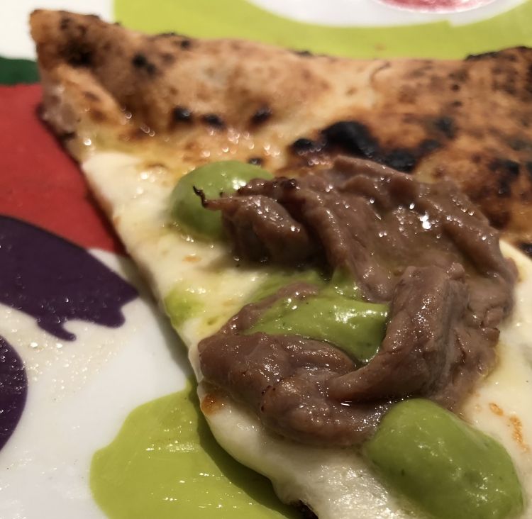 Oshirase
Bianca con fior di latte, filetto di manzo marinato alla soia con spezie orientali, salsa di friggitelli, olio extravergine d’oliva Origini di Olio Cru

Questa pizza trova una sua declinazione stagione dopo stagione: nella versione estiva viene utilizzata una salsa di friggitelli, dolce, leggermente acidula, rinfresca la carne marinata e poi scottata al cannello
