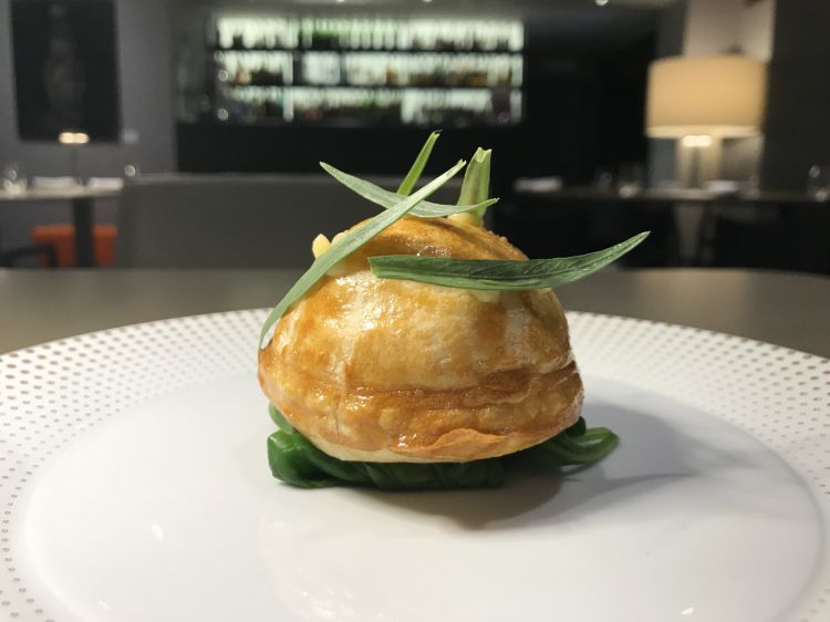La Torta di carciofi con le sue foglie di dragoncello. Altrettanto importante, a nostro parere, la crema di limone che accompagna i carciofi, con un'acidità morbida e avvolgente che esalta l'aroma dell'ortaggio invernale
