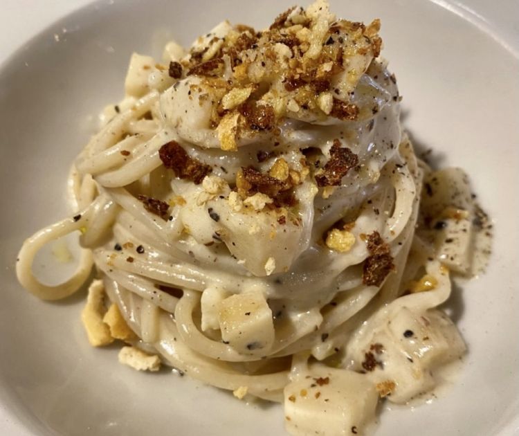 Dalle proposte di Cucina.Eat, alcuni dei piatti in cui si trovano i prodotti di Coile Scalas: iniziando dallo Spaghetto Monograno Felicetti, pere, pane croccante, crema di pecorino
