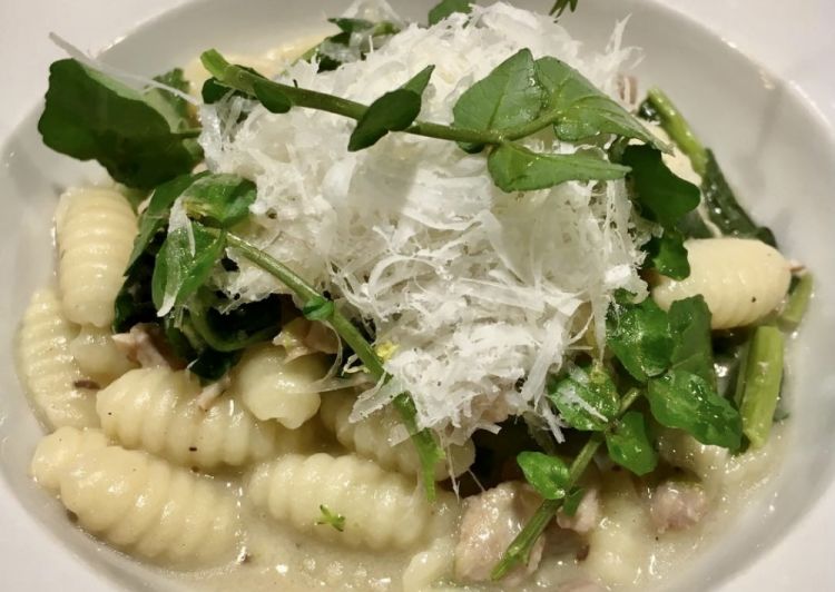 Gnocchetti sardi Pastificio dei Profeti al pollo ruspante, limone e pecorino giovane
