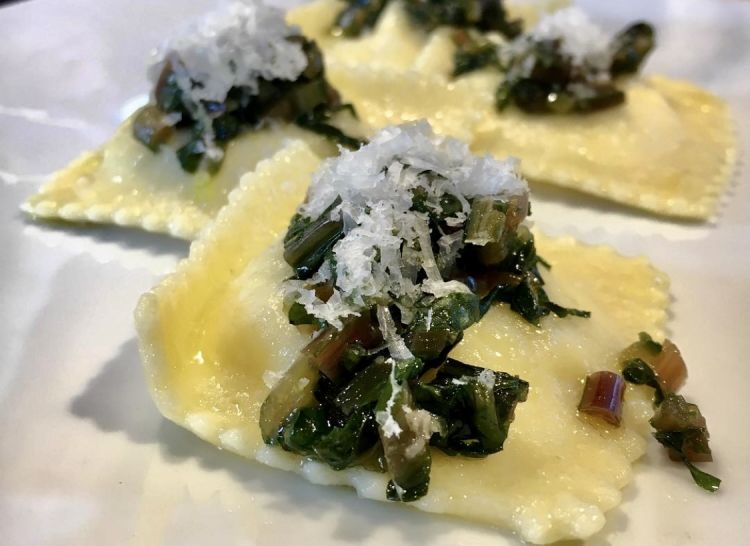 Ravioli tradizionali di ricotta fresca e limone, erbette amare e pecorino