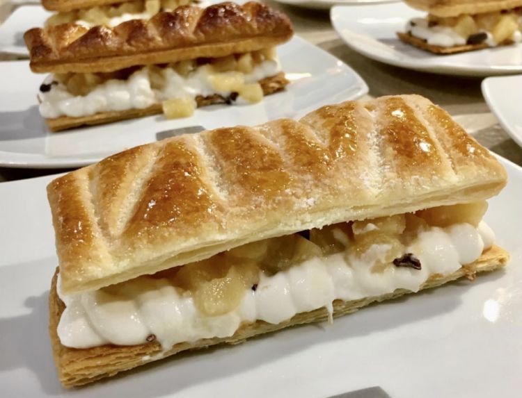 Sfoglia croccate, ricotta fresca, pere caramellate e fave di cacao