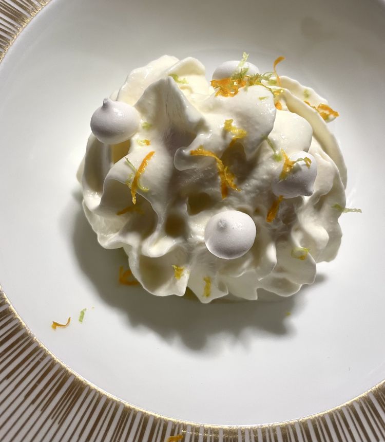 COCO CHANEL
Francia | Ha influenzato la moda mondiale con le sue creazioni iconiche, permettendo alle donne di esprimere liberamente la propria personalità - Chanel n5: crema di mandorla, tahina e rosa, gelato al cocco e spuma di sambuco
Morbidezza, morbidezza assoluta, nella consistenza e nel gusto della mandorla profumata al sambuco; poi il freddo di un gelato al cocco, un primo accenno di ruvidità, ma siamo ancora su un piano dolce; poi, sul fondo, tutta la carica aromatica della tahina e della rosa, che persistono sul palato, stuzzicandolo con una leggera sapidità