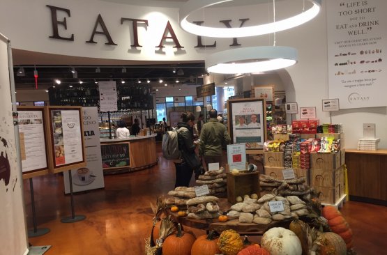 L'ingresso di Eataly Downtown a New York. Il gruppo aprirà il mese prossimo anche a Boston. Nel 2017 a Los Angeles e nel 2018 a Las Vegas