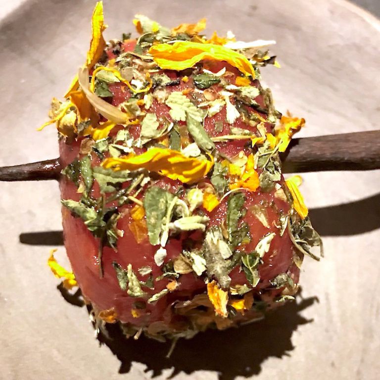 Pomodorino, scalogno, camomilla, grue, rapa rossa, olio di alloro