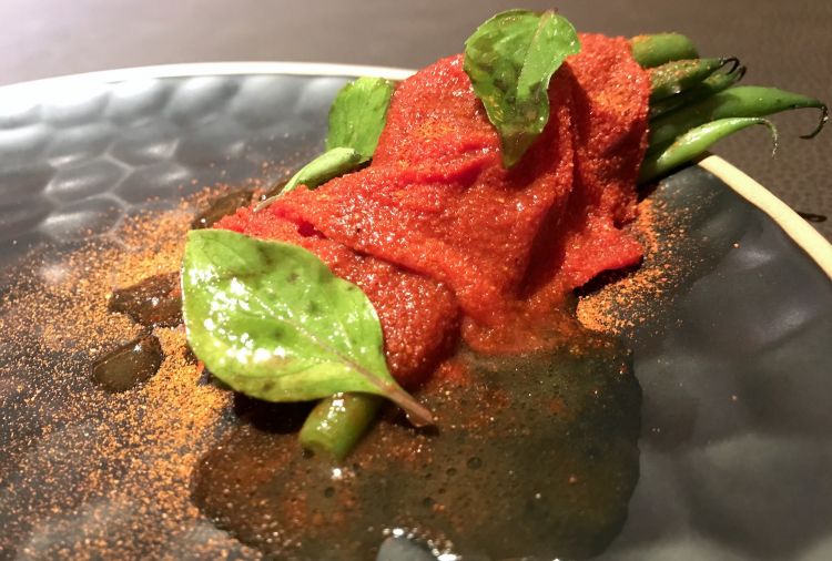 Carpaccio di melone d’acqua, fagiolini, olio d’alga kombu, brodo vegetale: purezza di gusto, pulizia in bocca