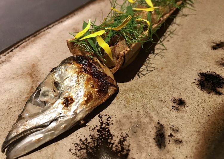 Sgombro crudo, emulsione gelata di mandorle, pesche, miso, sommacco, pelle di pesce disidratata e misticanza. La carne è servita in un cono gelato, che rende il tutto un po’ troppo dolciastro