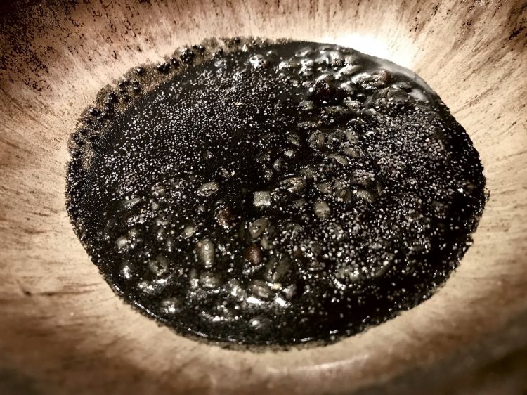 Ptisana d’orzo, papavero e profumi di cardamomo. La ptisana è una zuppa della latinità, qui ci sono orzo, cardamomo, nero di seppia, cannolicchi e ceci neri. Interessante, si potrebbe osare anche di più per conferire al piatto maggiore personalità