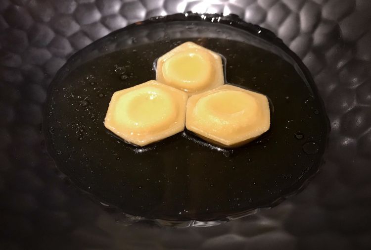 Raviolo Melitta, infusione di cera d’api e camuciolo, ossia elicriso. L’impasto è fatto con il polline, il ripieno di blu di lago, un erborinato dell’Italia centrale, poi miele di spiaggia. Grandissimo piatto, complesso, dolce-salato e aromatico, alti livelli
