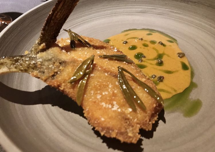 Collo di rombo in cotoletta, finocchietto di mare marinato, salsa apiciana (cipolle, ruta, ricci di mare, datteri). Altra bella prova