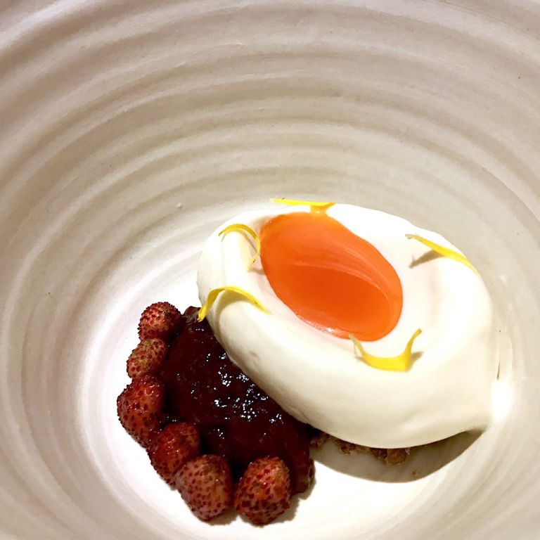 Gelato di mascarpone e rosa, fragole arse e olio di ‘nduja. Semplicemente perfetto, l’olio di ‘nduja è un tocco da maestro. Piccante, grasso, umami