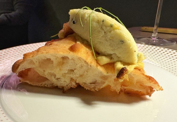 Marterra
Crema di ceci delle colline caiatine, baccalà al latte mantecato con olio d’oliva e prezzemolo, pane tostato aromatizzato al prezzemolo, germogli d’aglio nero, lime, pepe