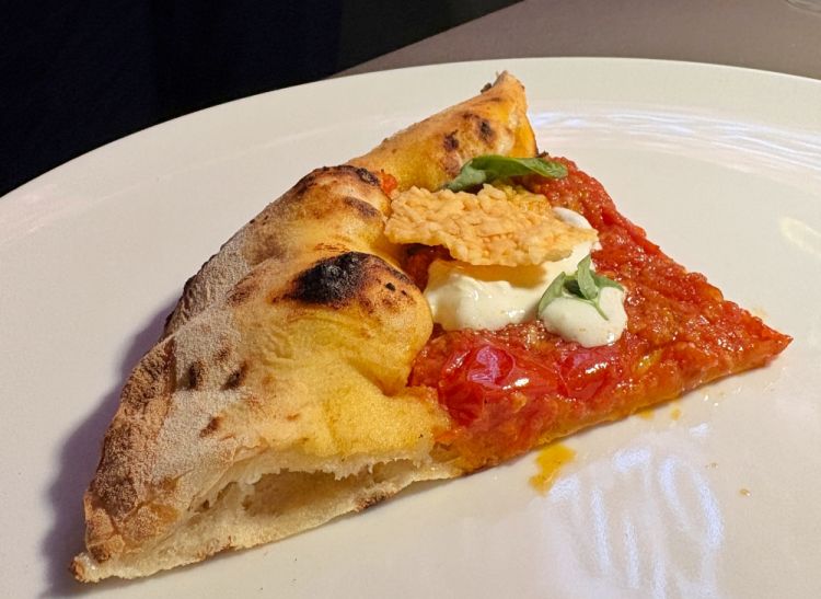 Scarpariello e Bufala
Pecorino, Piennolo del Vesuvio DOP, pomodoro Datterino, aromi, chips di pecorino, stracciata di Bufala Campana DOP, basilico