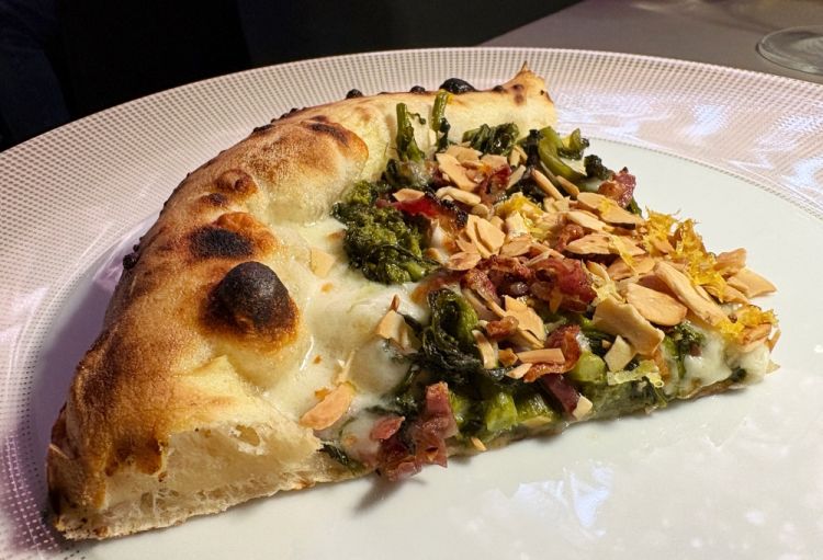 Intensa
Fior di latte, scamorza affumicata, salsiccia stagionata di nero casertano, friarielli campani, mandorle tostate, zest di lime