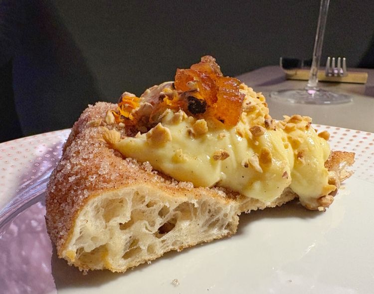 Pastiera Fritta
Crema pasticciera, canditi, granella di nocciole, zest d’arancia, zucchero, cannella