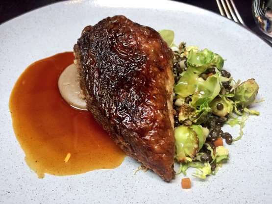 Il petto di pollo arrosto del Nomad, così come viene servito al tavolo. Eleganza, tenerezza e opulenza