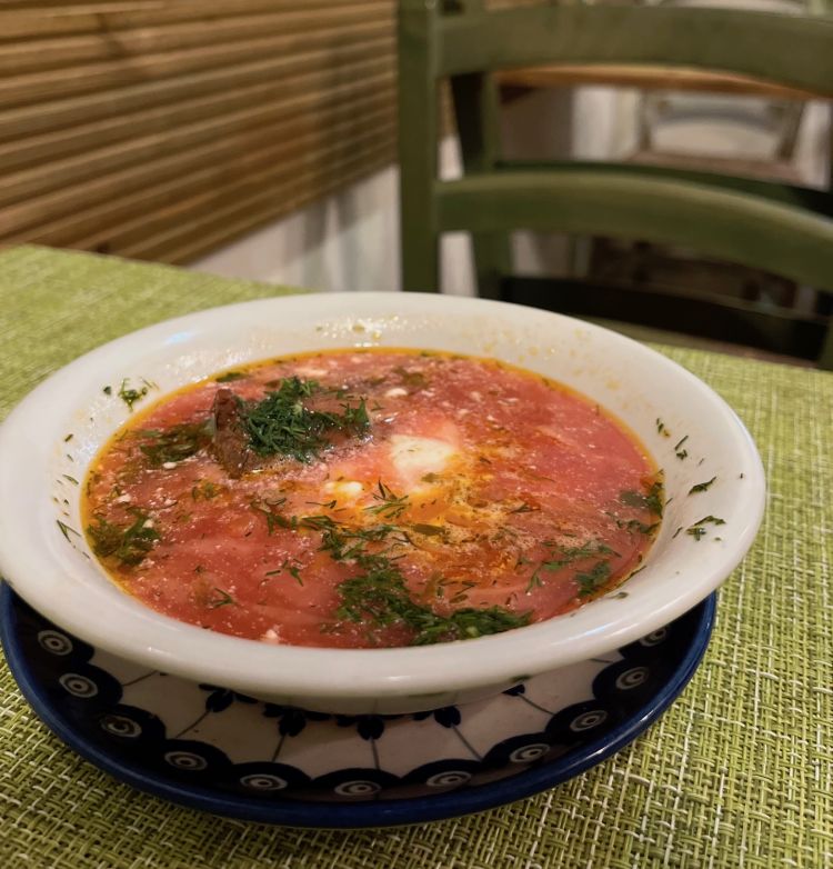 il tipico Borsch, zuppa tradizionale ucraina ricca di verdure, carne di manzo servita con panna acida e una spolverata di aneto - Foto AC
