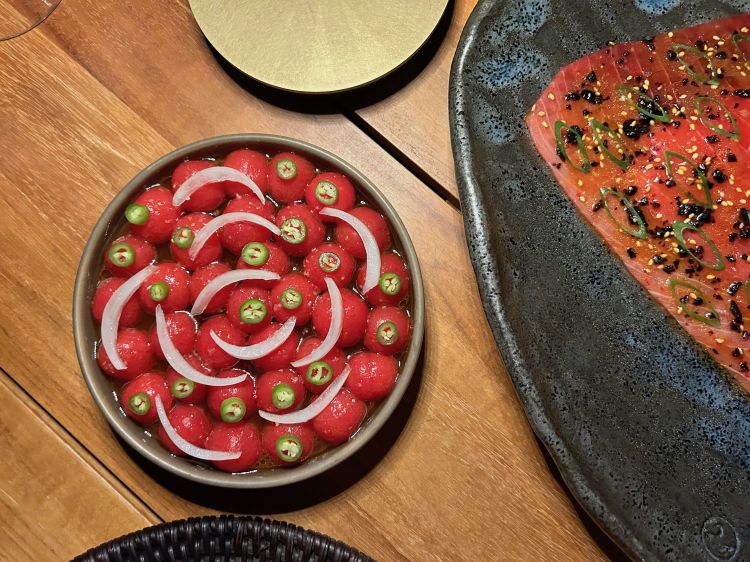 Pomodori, cipolla, pomodori affumicati, soia e peperoncini kil. Sulla destra s'intravvede il Carpaccio di tonno di Smirne, tahina, pomodoro e yuzu, uno dei signature del Gallada, in effetti molto buono