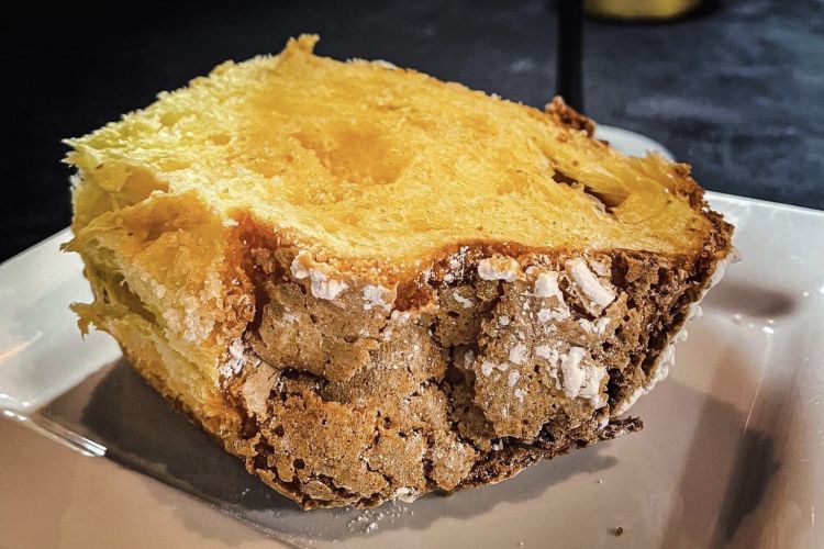 Colomba Mainardi Bakery alle prugne della California e cioccolato bianco con gelato alla crema
Colomba prodotta nella Mainardi Bakery, servita con prugne della California, cioccolato bianco e un buonissimo gelato alla crema all’azoto liquido 
