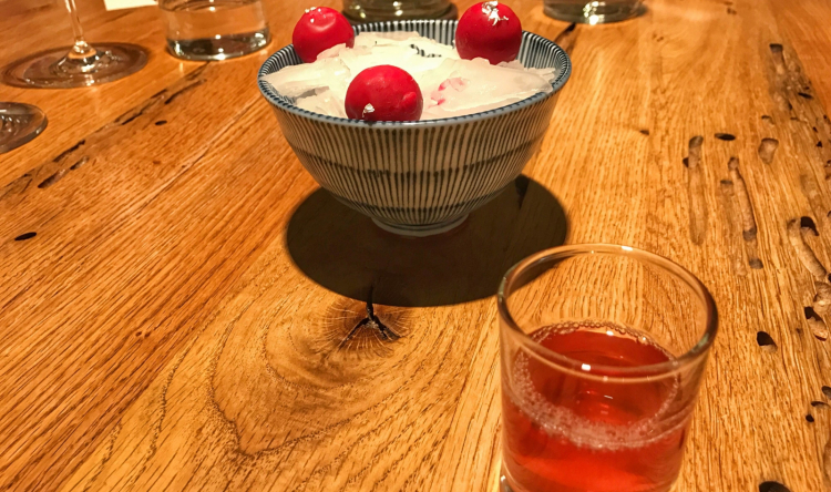 Uno degli antipasti presentati da Tassa durante la cena a quattro mani con Viviana Varese: American's cocktail. Le sfere sono di rapa rossa e Campari, nel bicchiere estrazioni di pomodoro e fragola
