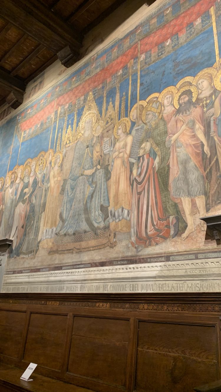 Sede storica dei Musei Civici di San Gimignano Palazzo Comunale ospita al primo piano la Sala del Consiglio, detta anche Sala Dante, in ricordo della visita che il poeta fiorentino fece a San Gimignano.
