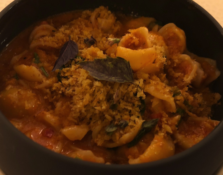 Inevitabile anche l'influsso italiano: Orecchiette con astice blu, 'nduja e chili thai