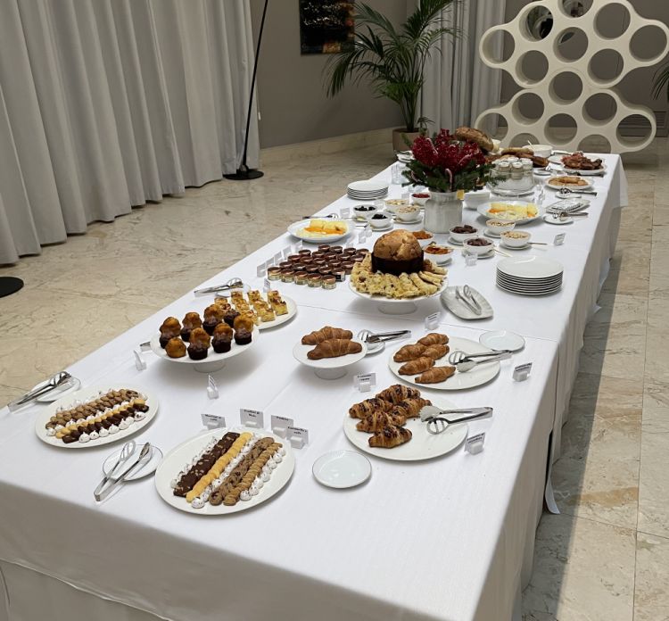 Il buffet, curato dalla cucina di Identità Golose Milano, con una grande varietà di lievitati, dolci e salati, poi salumi e formaggi, salmone marinato, frutta, una selezione di Confetture extra Agrimontana
