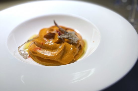 Spuma di pomodoro e salsa romesco con capelin
