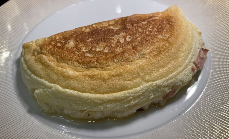 Omelette soufflé alla valdostana con fontina di alpeggio e prosciutto cotto alla brace di Saint-Oyen