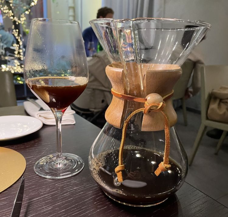 In abbinamento, Behati 1895 Coffee Designers By Lavazza, uno specialty coffee 100% arabica dalla spiccata personalità. Le ciliegie di caffè monorigine di alcune delle più ricercate e rare varietà etiopi si trasformano in una bevanda dall’esuberante aroma fruttato di mango, caramello e camomilla, in versione Filtro