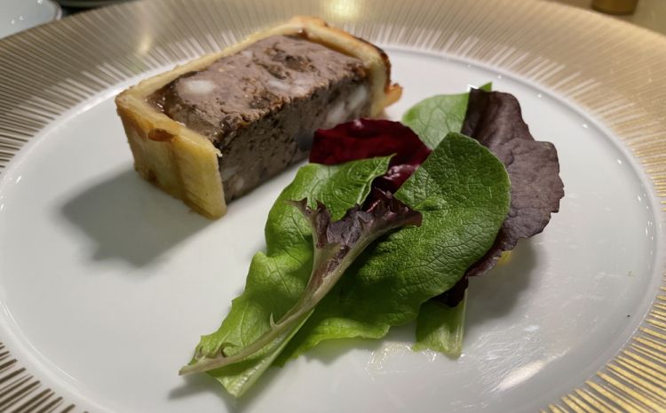Patè en Croute di cinghiale e prugne con insalate amare e maionese al mandarino