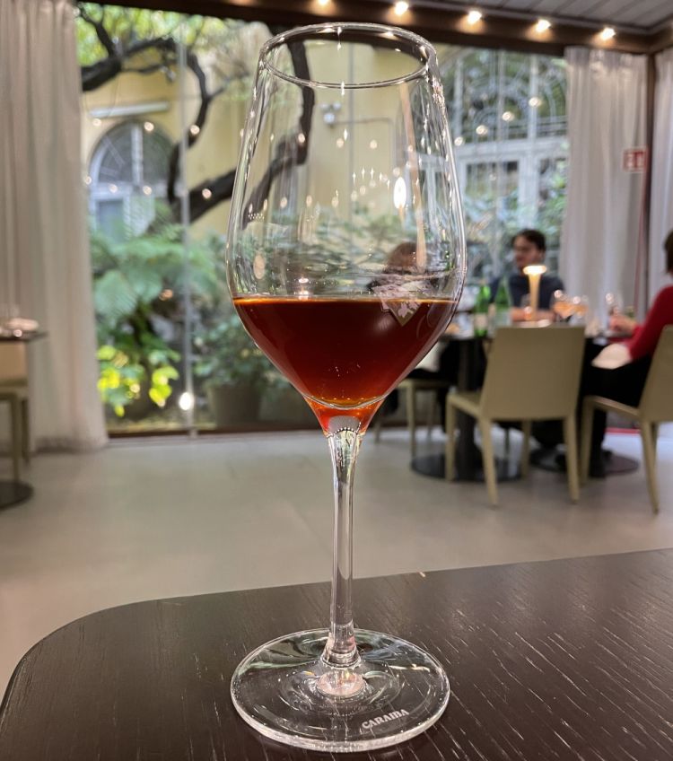 In abbinamento, Araari 1895 Coffee Designers By Lavazza, uno specialty coffee etiope vivace e indimenticabile. I chicchi agrumati e tostati di arabica lavata monorigine risvegliano i sensi con un aroma persistente nell'aria e il gusto unico di bergamotto, ribes e pompelmo, in versione Cold Brew