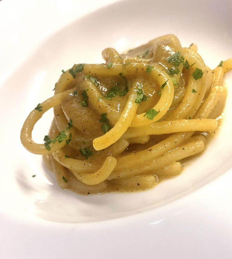 Lo Spaghettone aglio, olio, biryani, un piatto del