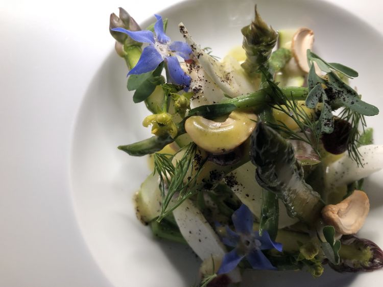 Insalata di asparagi, cedro e anacardi
