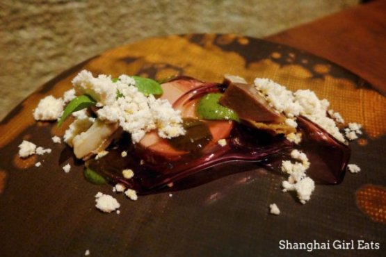 La cucina di Bo Shanghai attinge alle 8 principali tradizioni della cucina cinese. Nella foto di Shanghai Girl Eats, Foie gras de canard, pepe, lavanda, anatra confit e lingua d'oca sottaceto
