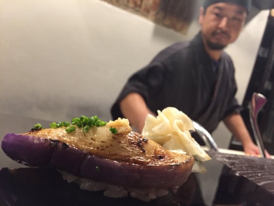 Masashi Suzuki, 40 anni, davanti a un sushi alla m