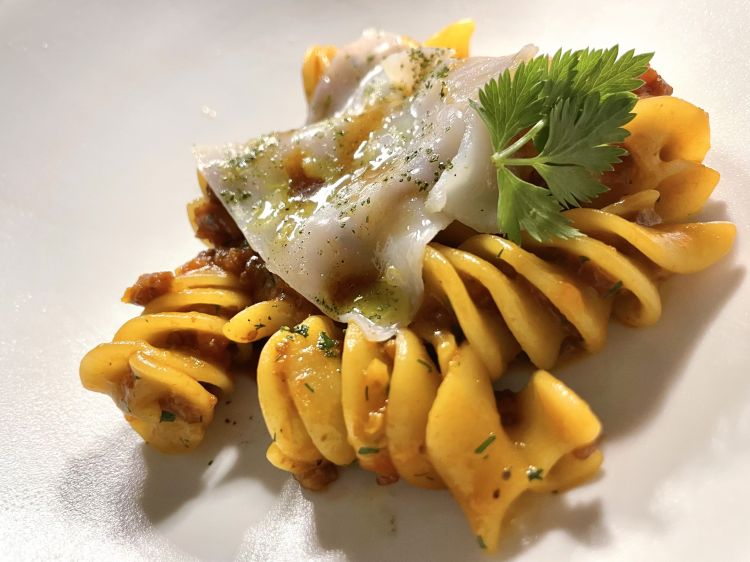 Fusillone Pastai Sanniti, ragù di seppia, colatura di alici e alloro
