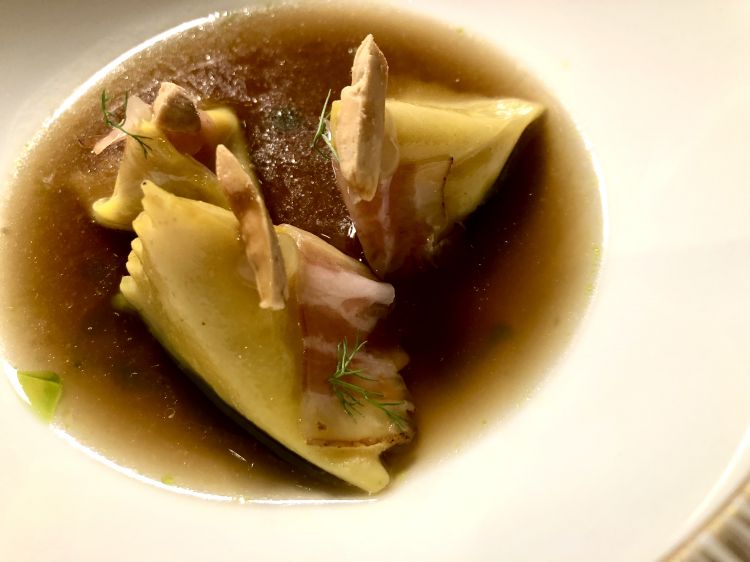 Raviolo di granchio con mandorle, miele, limone e pancetta affumicata di Andrea Antonini
